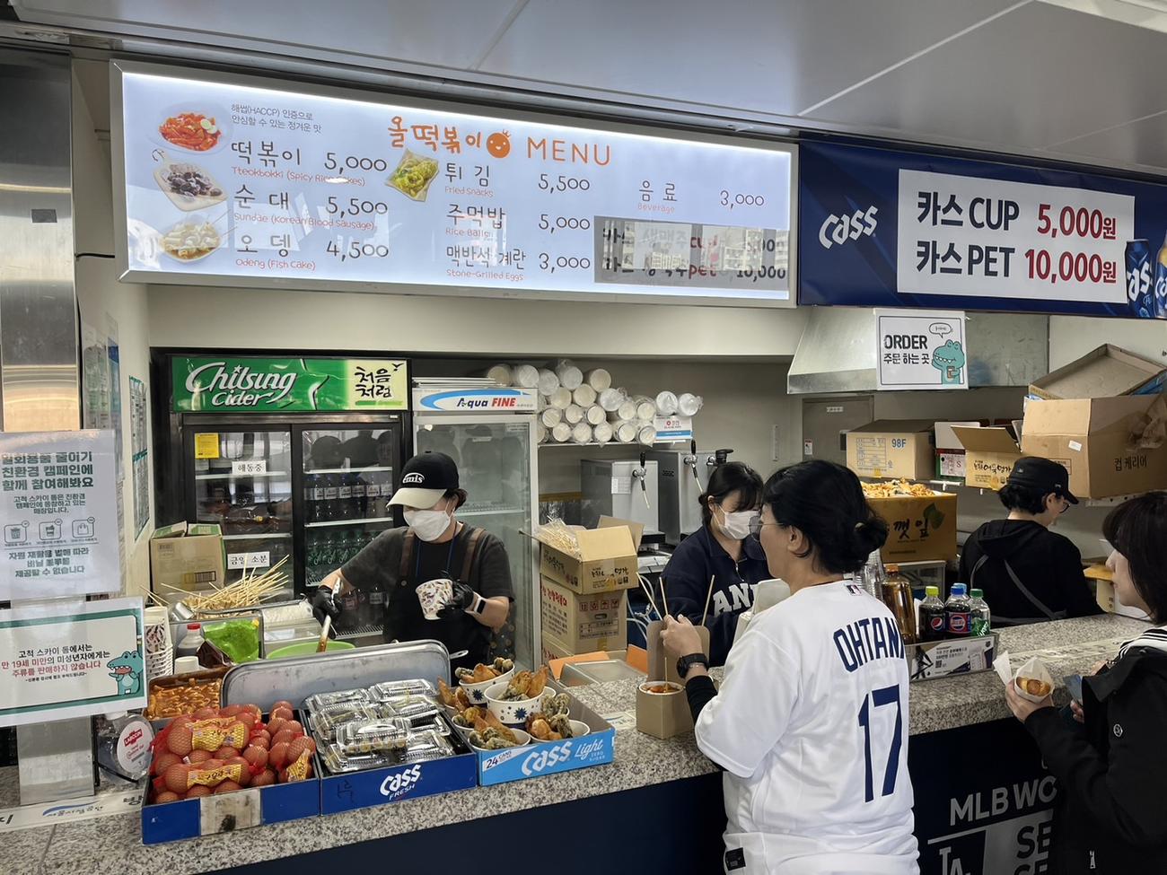 高尺スカイドームの売店。トッポギなど韓国グルメが楽しめる