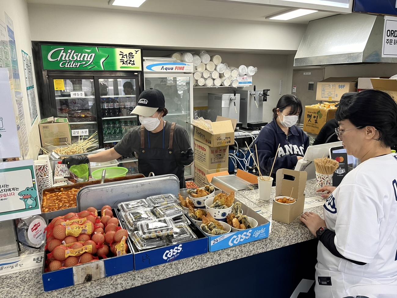 高尺スカイドームの売店。トッポギなど韓国グルメが楽しめる