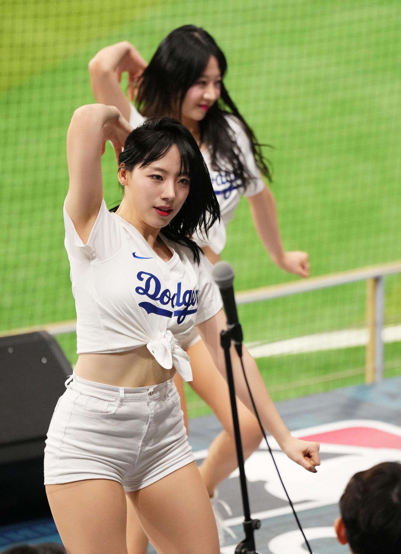 キウム対ドジャース　スタンドを盛り上げるドジャースチア（撮影・菅敏）