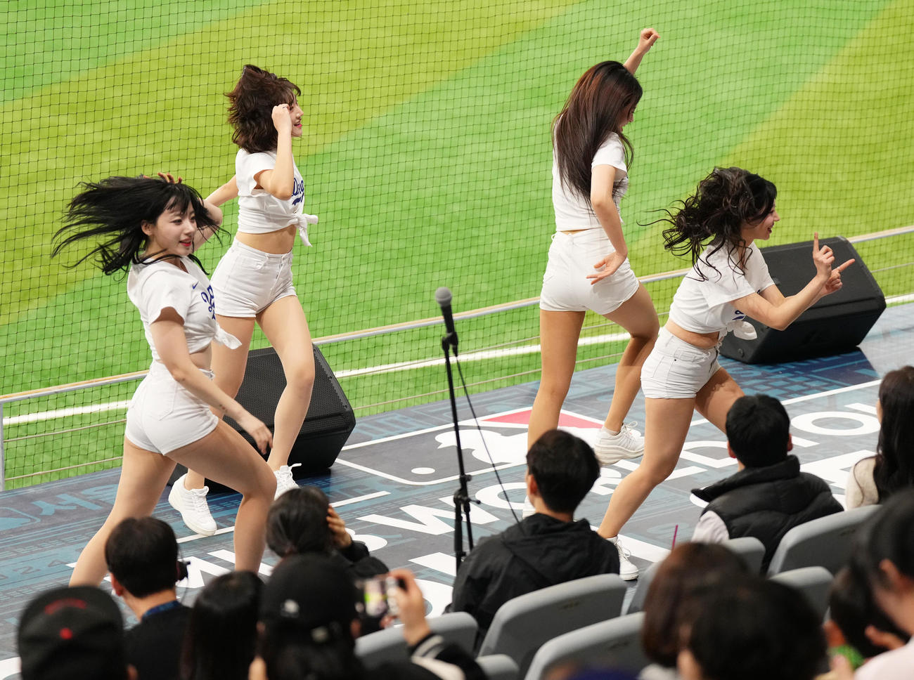 キウム対ドジャース　スタンドを盛り上げるドジャースチア（撮影・菅敏）
