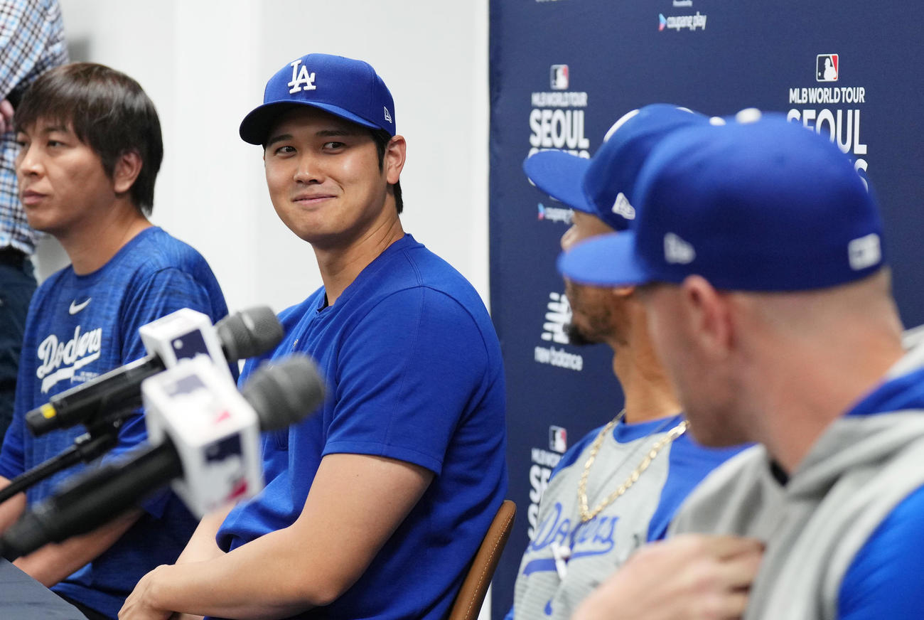ソウルシリーズが行われる高尺スカイドームで会見し、笑顔を見せるドジャース大谷。左端は水原通訳、右端はフリーマン、右から2人目はベッツ（撮影・菅敏）
