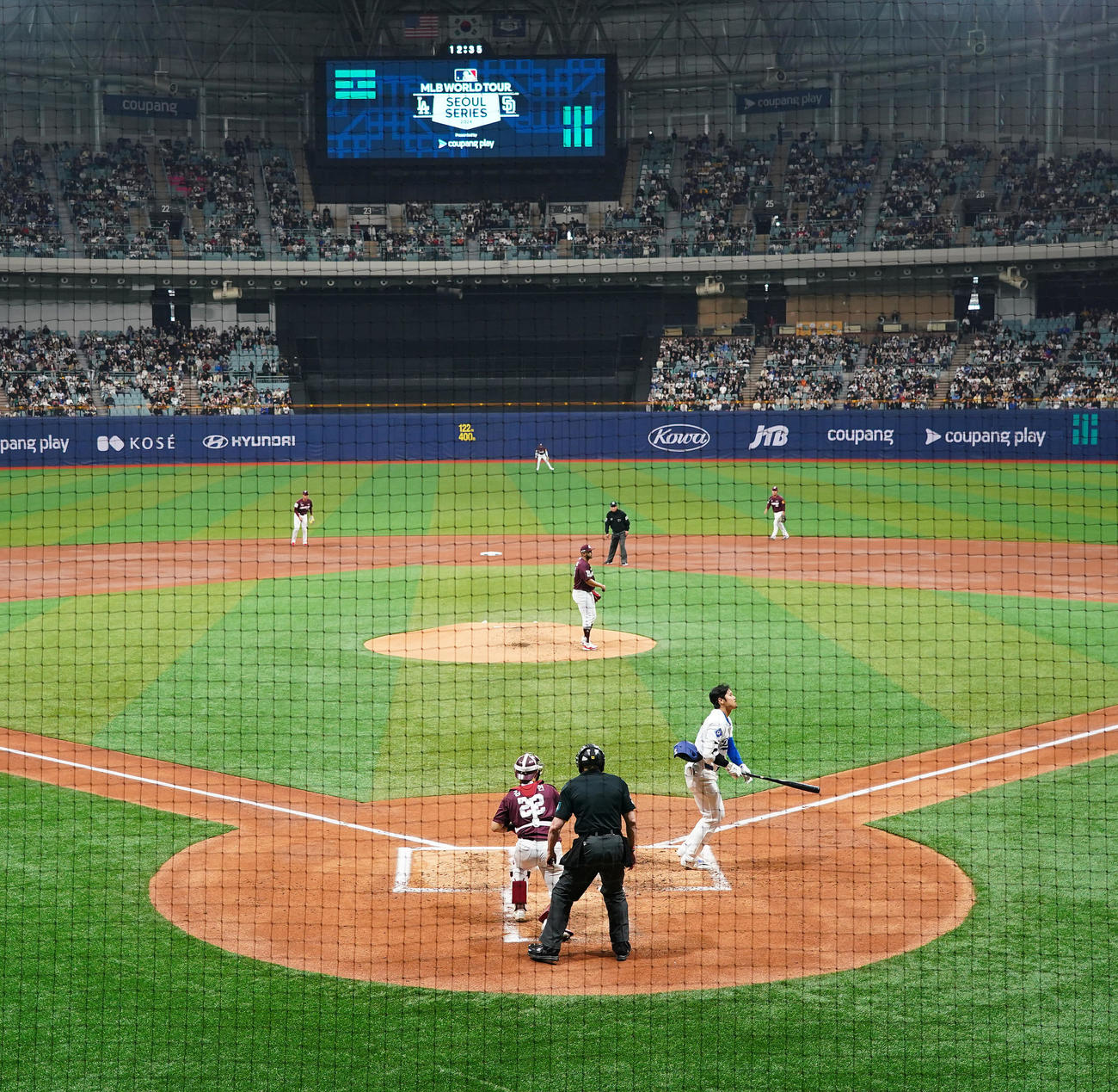 キウム対ドジャース　2回表ドジャース1死一、三塁、空振りの三振に倒れる大谷（撮影・菅敏）