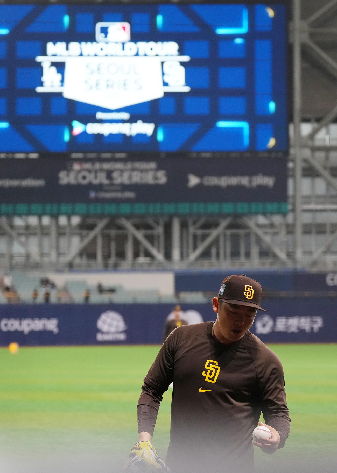 韓国対パドレス　試合前、調整するパドレス松井（撮影・菅敏）