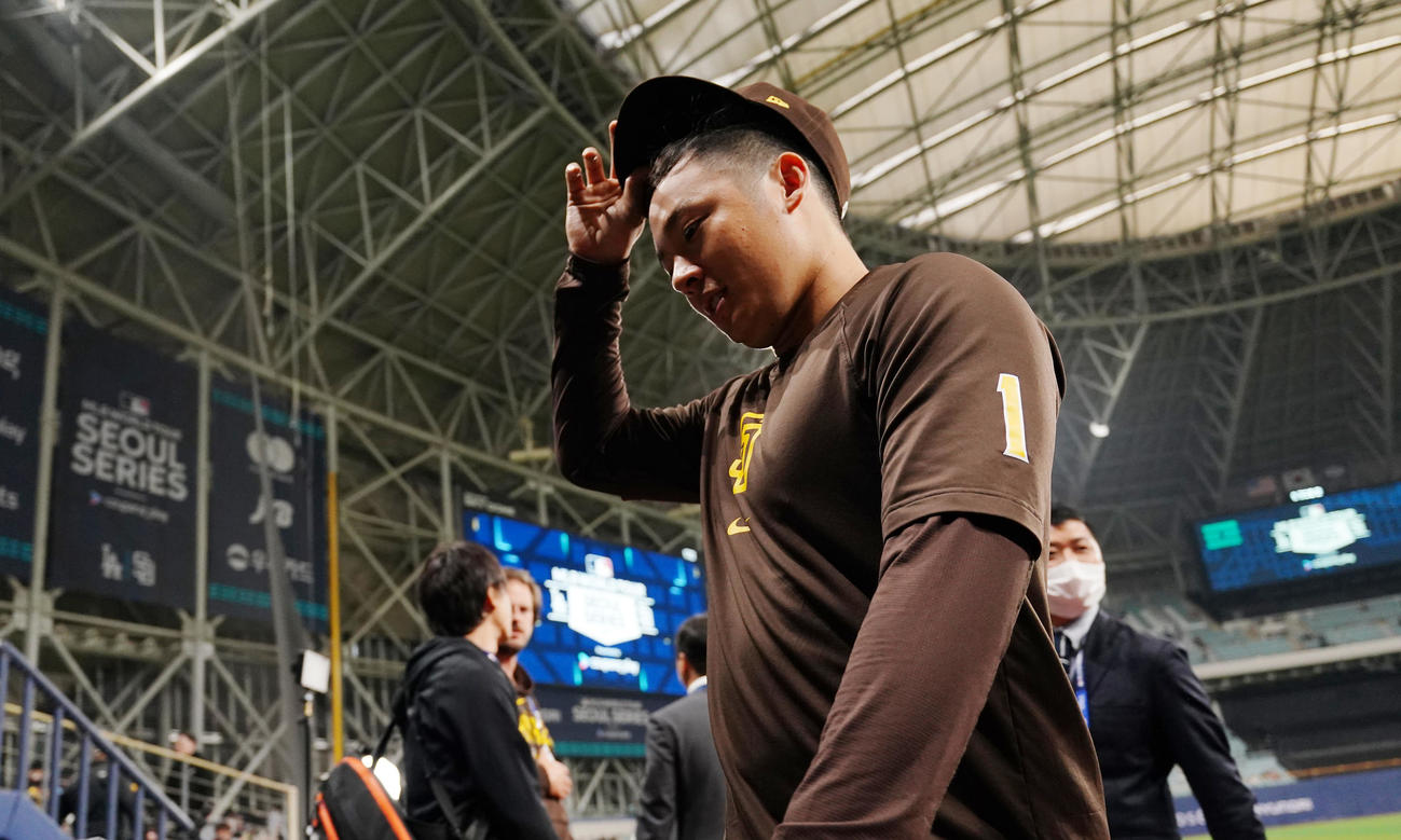 韓国対パドレス　試合前の調整を終え、ロッカールームに戻るパドレス松井（撮影・菅敏）