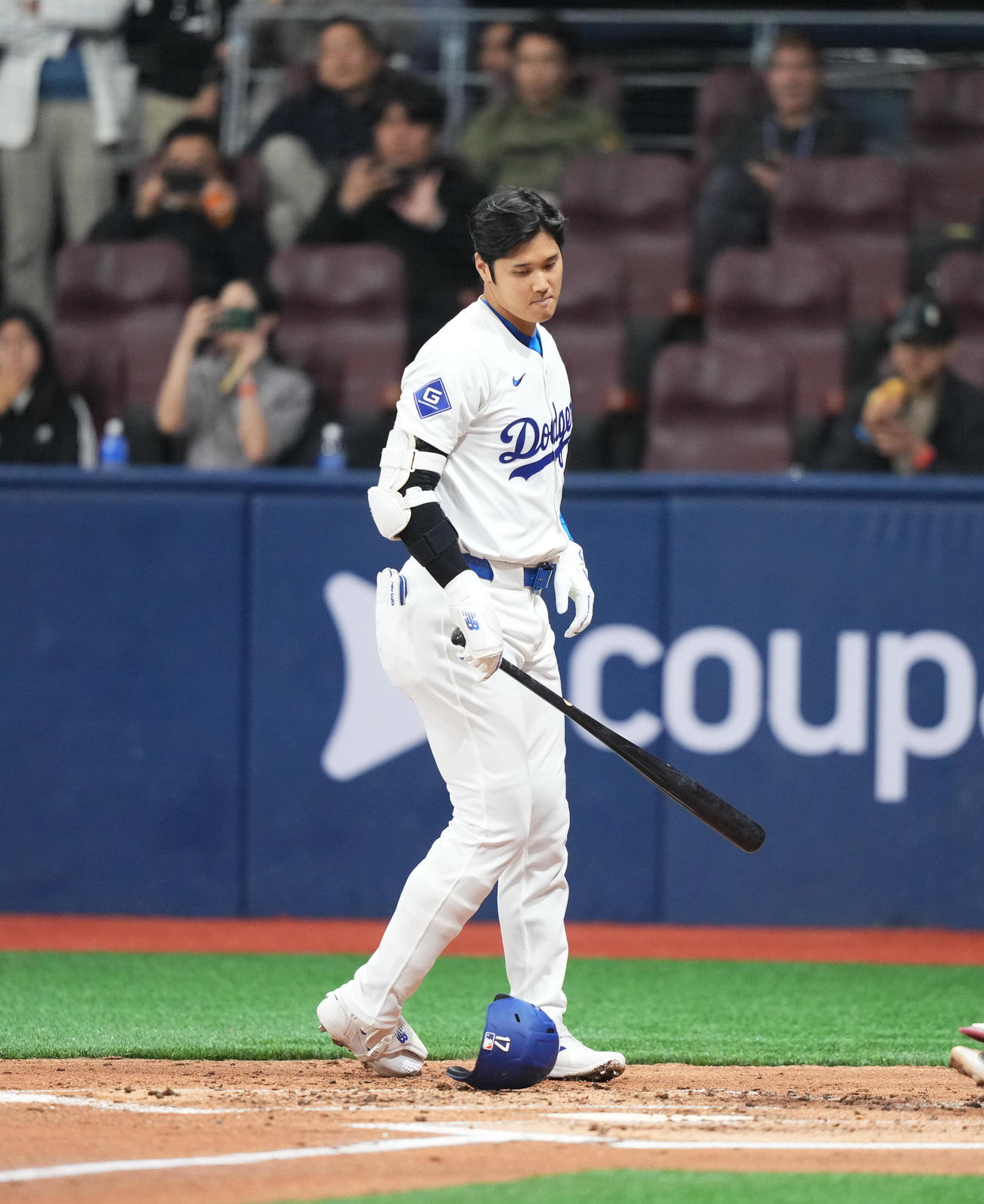 キウム対ドジャース　2回表ドジャース1死一、三塁、空振りの三振に倒れる大谷（撮影・菅敏）