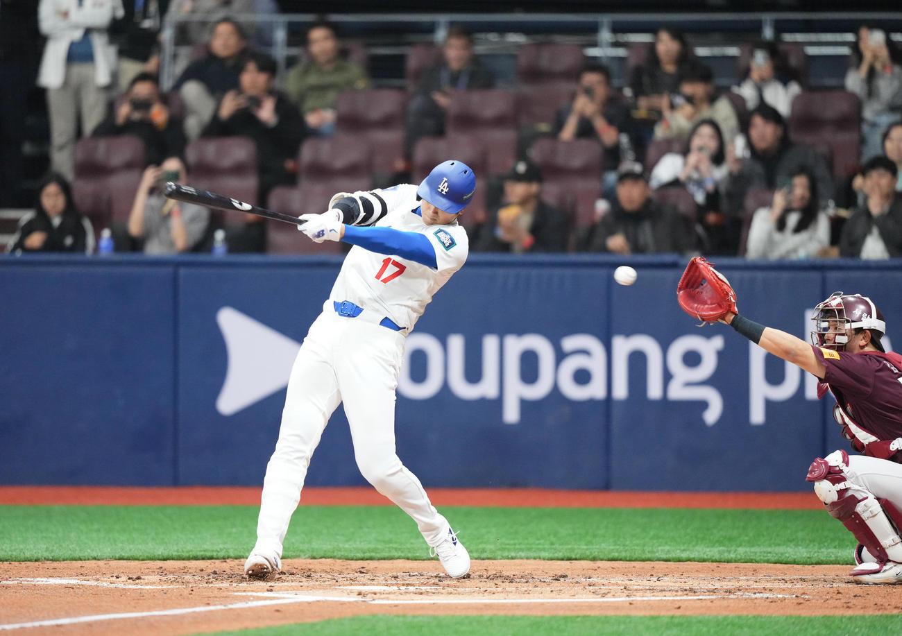 キウム対ドジャース　2回表ドジャース1死一、三塁、空振り三振に倒れる大谷（撮影・菅敏）