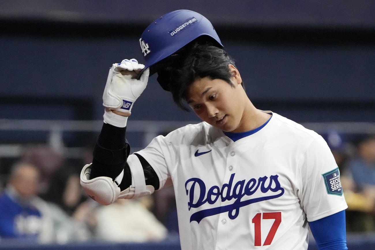 2回、三振に倒れベンチに戻る大谷翔平（AP）