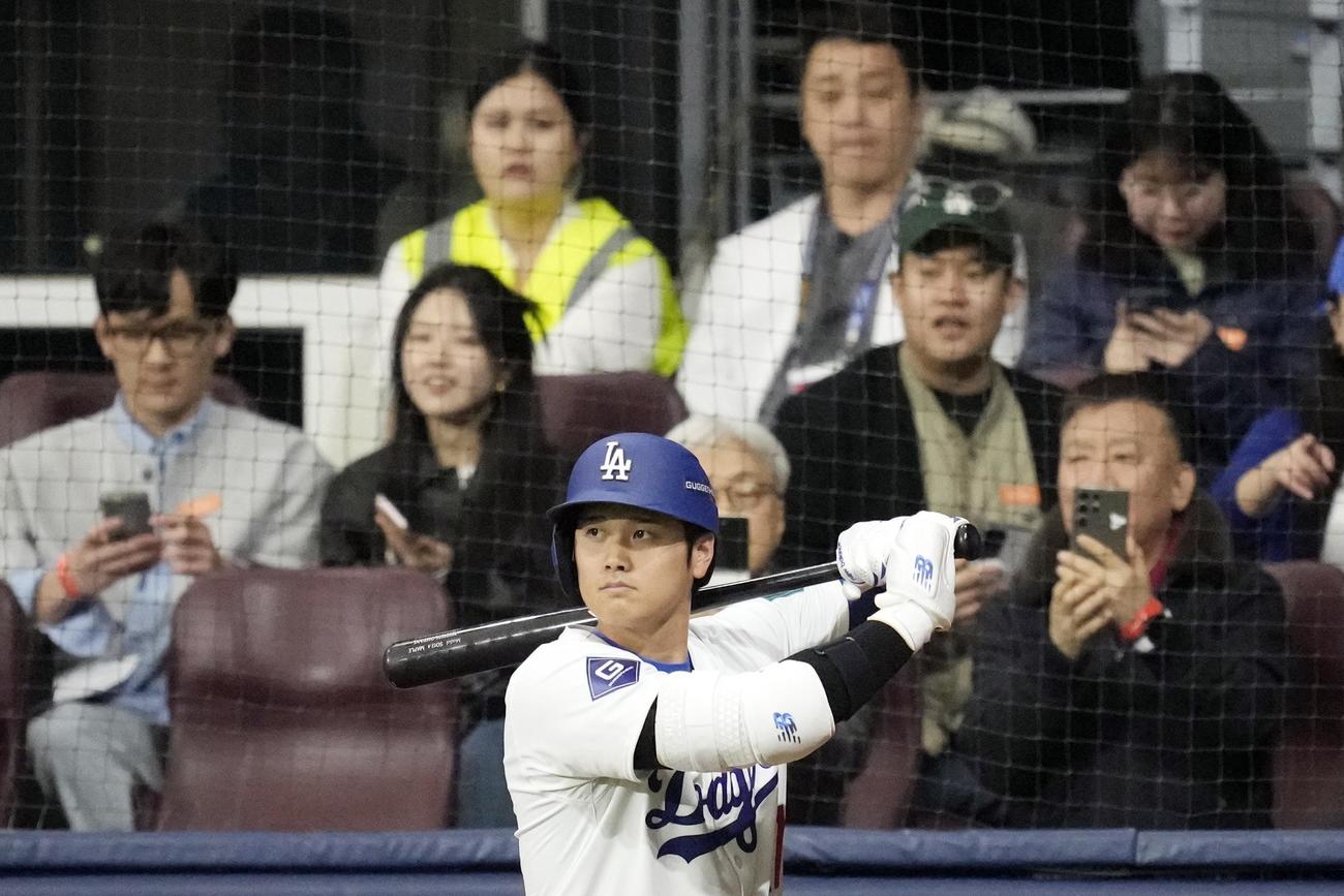 1回、準備する大谷翔平（AP）