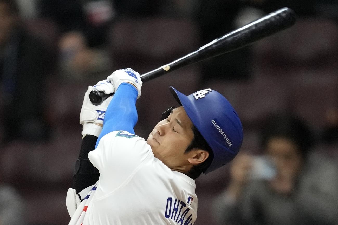 1回、空振り三振に倒れた大谷翔平（AP）