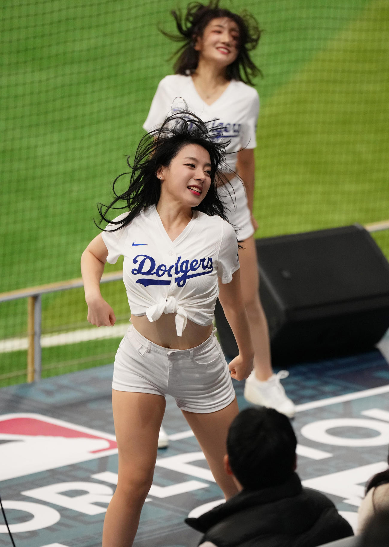 キウム対ドジャース　スタンドを盛り上げるドジャースチア（撮影・菅敏）