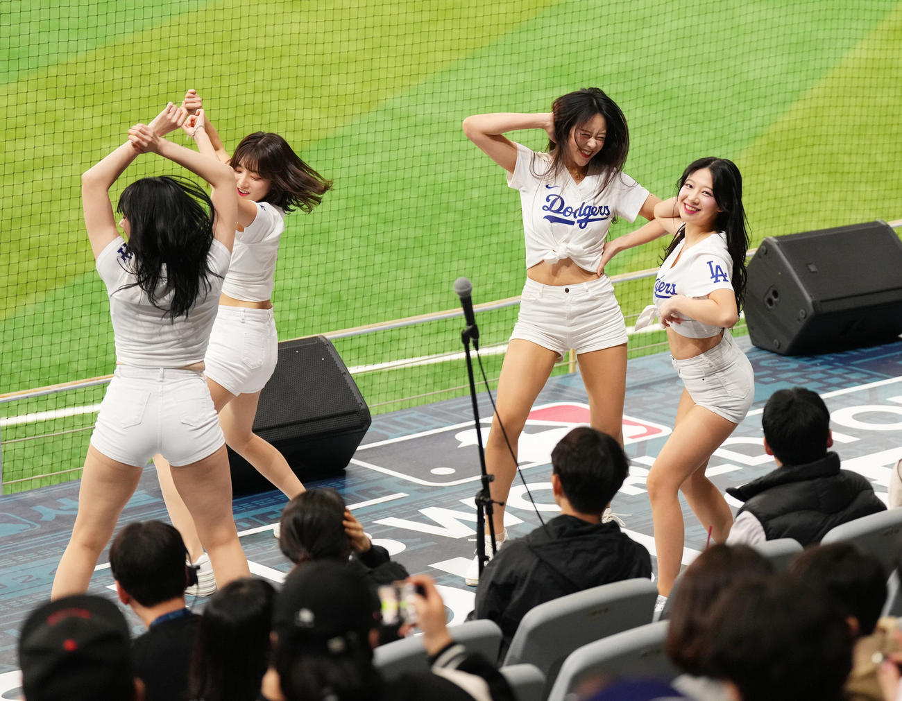 キウム対ドジャース　スタンドを盛り上げるドジャースチア（撮影・菅敏）