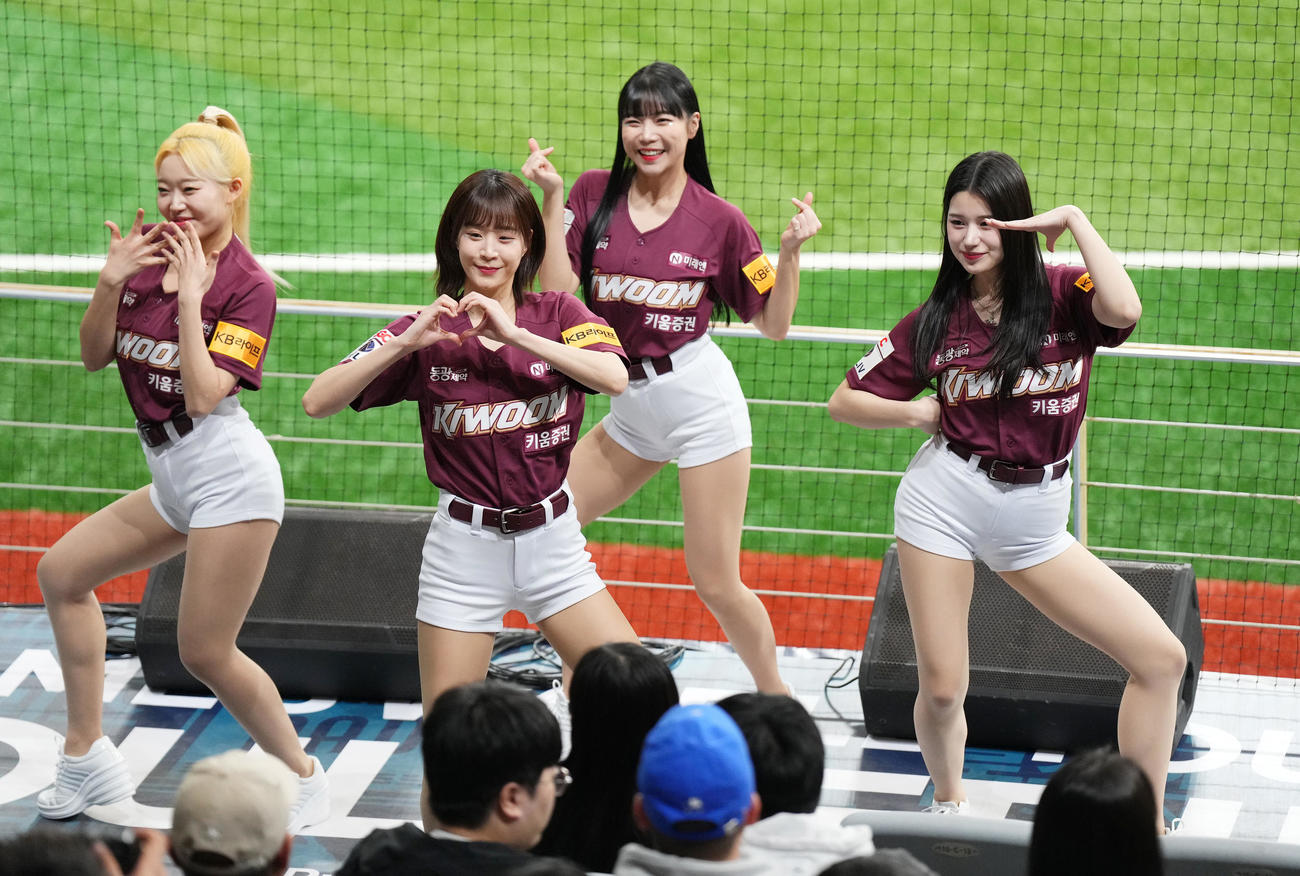 キウム対ドジャース　スタンドを盛り上げるキウムチア（撮影・菅敏）