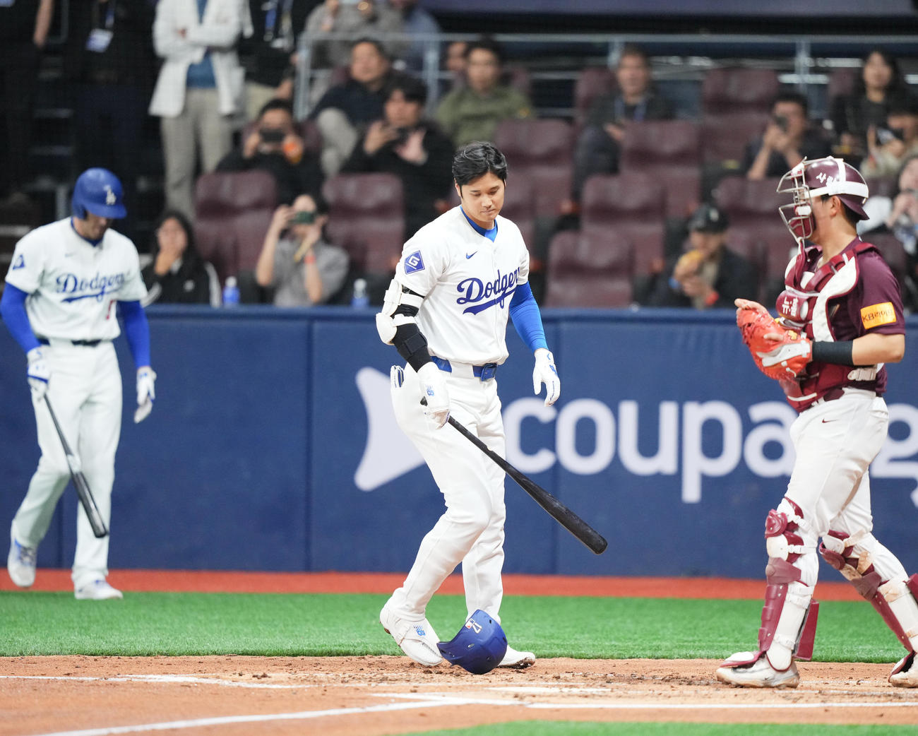 キウム対ドジャース　2回表ドジャース1死一、三塁、空振りの三振に倒れる大谷（撮影・菅敏）
