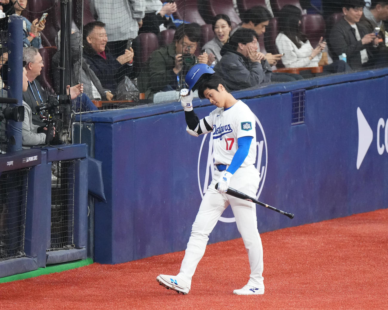 キウム対ドジャース　1回表ドジャース1死、空振りの三振に倒れ、ベンチに戻る大谷（撮影・菅敏）