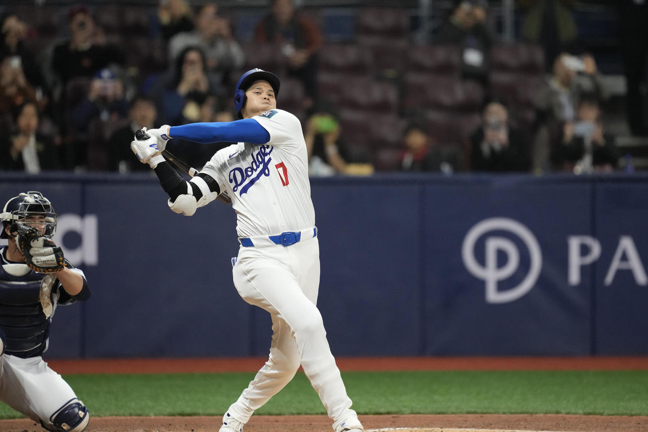 第1打席、スイングする大谷（AP）