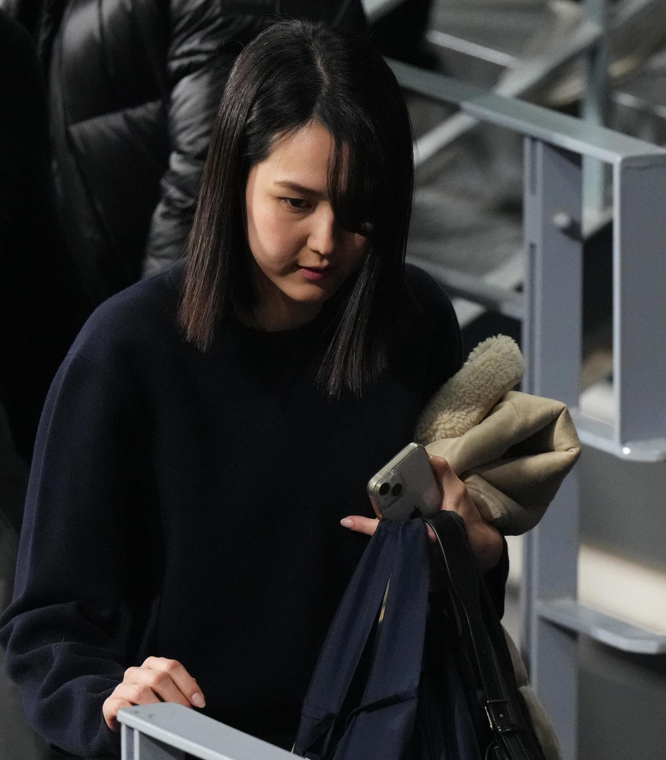 ドジャース対韓国代表　セキュリティーに付き添われ、引き揚げる真美子夫人（撮影・菅敏）