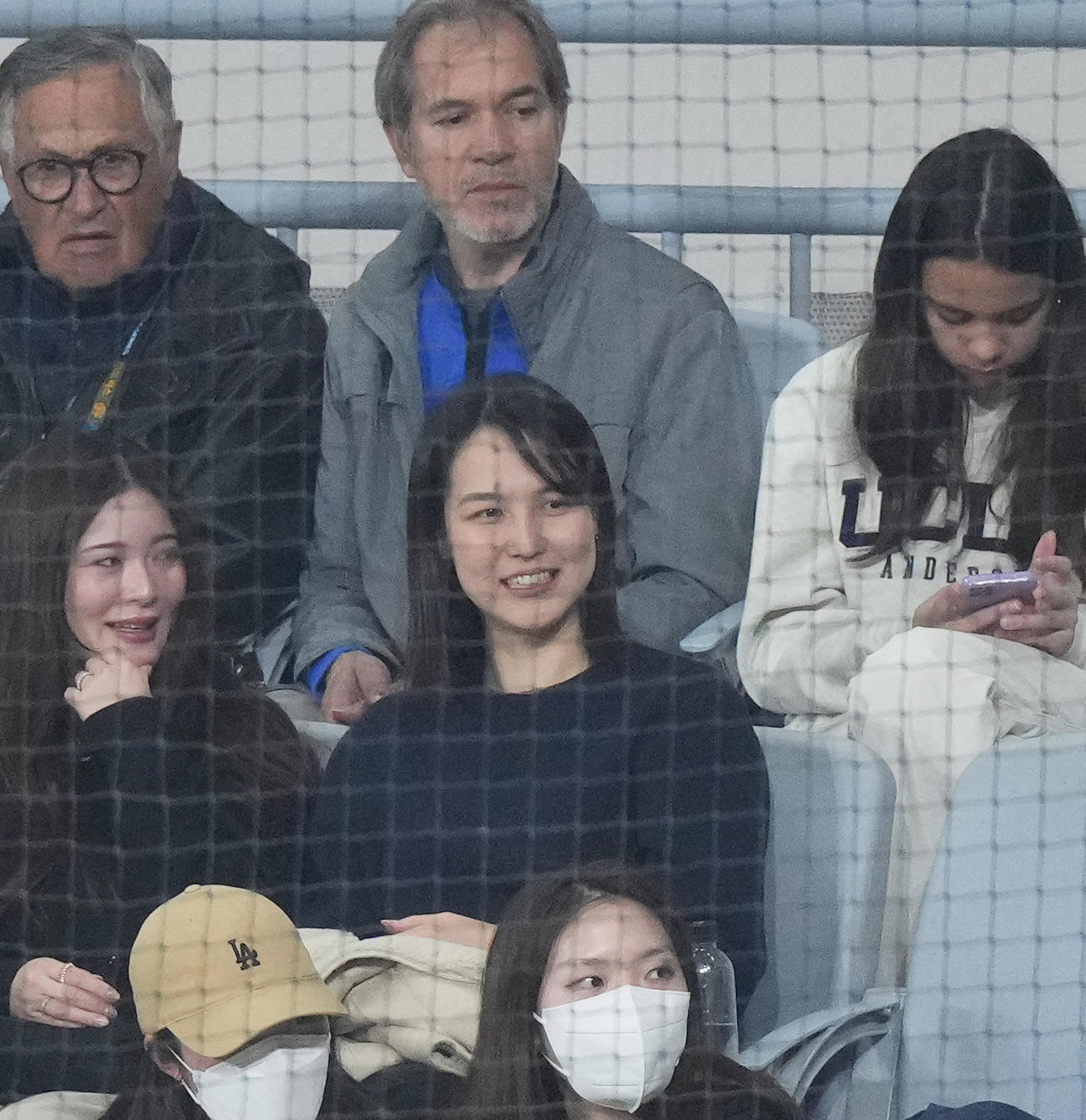 ドジャース対韓国代表　スタンドから見守る真美子夫人（撮影・菅敏）