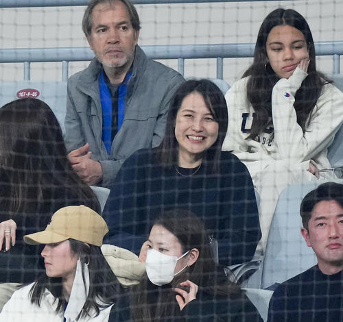 ドジャース対韓国代表　スタンドから見守る真美子夫人（撮影・菅敏）