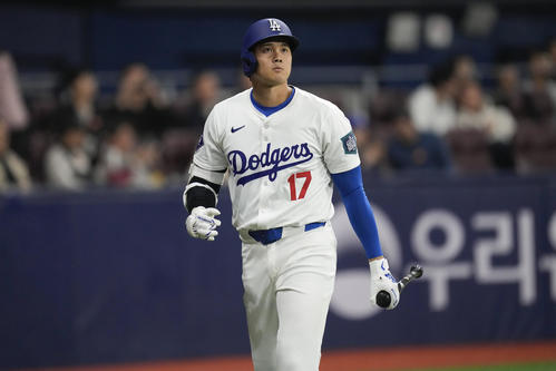 1回裏、打席に向かう大谷（AP）