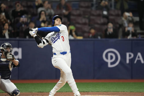 第1打席、スイングする大谷（AP）