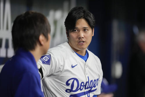 水原通訳と話す大谷（AP）