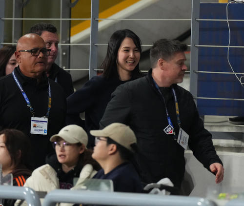 ドジャース対韓国代表　セキュリティーに付き添われ、引き揚げる真美子夫人（中央）（撮影・菅敏）