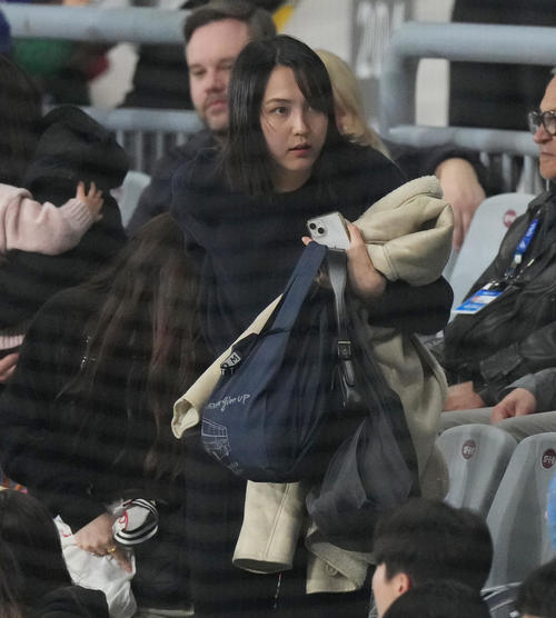 ドジャース対韓国代表　セキュリティーに付き添われ、引き揚げる真美子夫人（中央）（撮影・菅敏）