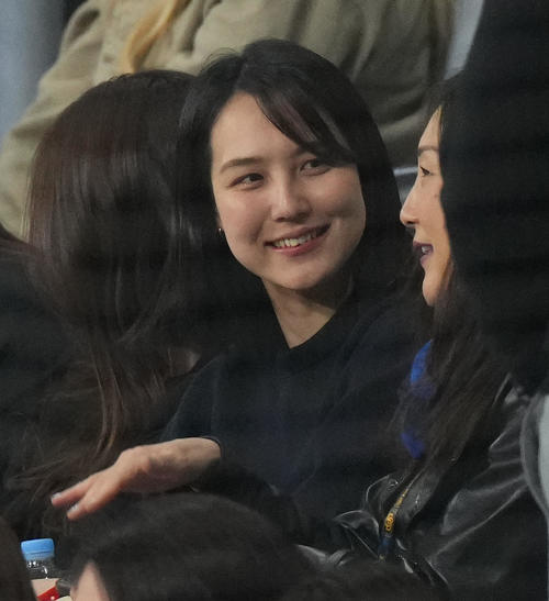 ドジャース対韓国代表　スタンドから見守る真美子夫人（撮影・菅敏）
