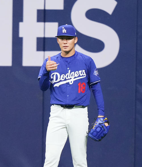 韓国代表対ドジャース　試合前、キャッチボールをするドジャース山本は、サムズアップポーズをとる（撮影・菅敏）