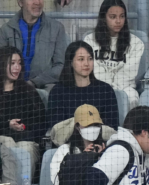 ドジャース対韓国代表　1回、打席に入る大谷翔平をスタンドから見守る真美子夫人（撮影・菅敏）