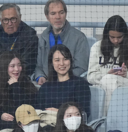 ドジャース対韓国代表　スタンドから見守る真美子夫人（撮影・菅敏）