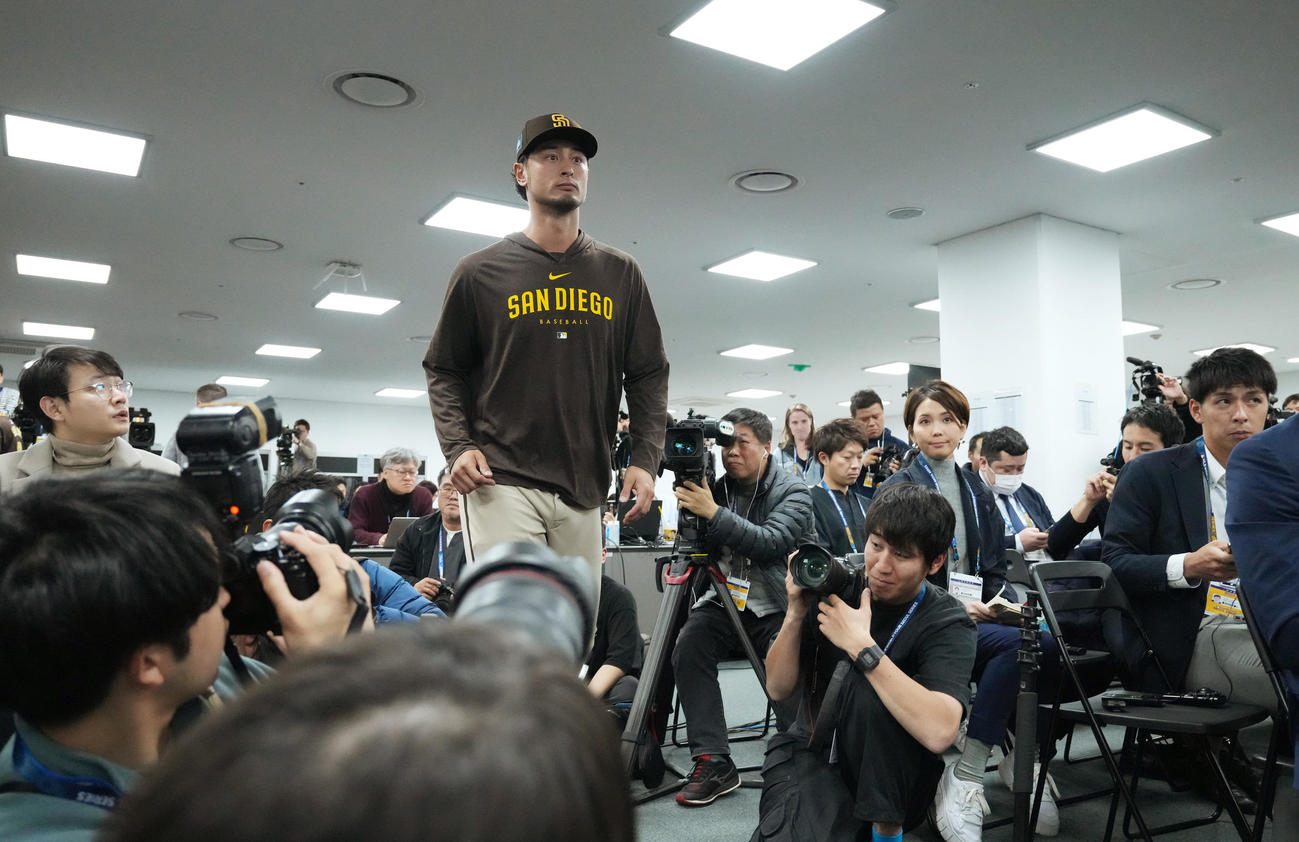 会見に臨むパドレス・ダルビッシュ（撮影・菅敏）