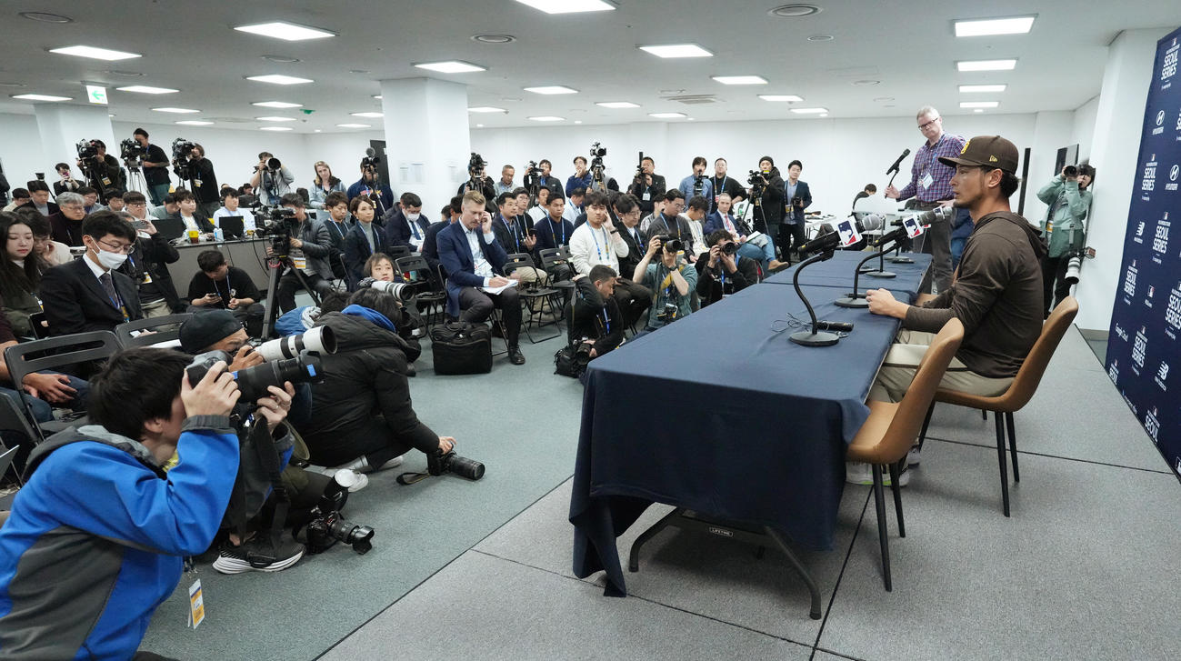 会見で開幕戦への抱負を話すパドレス・ダルビッシュ（撮影・菅敏）