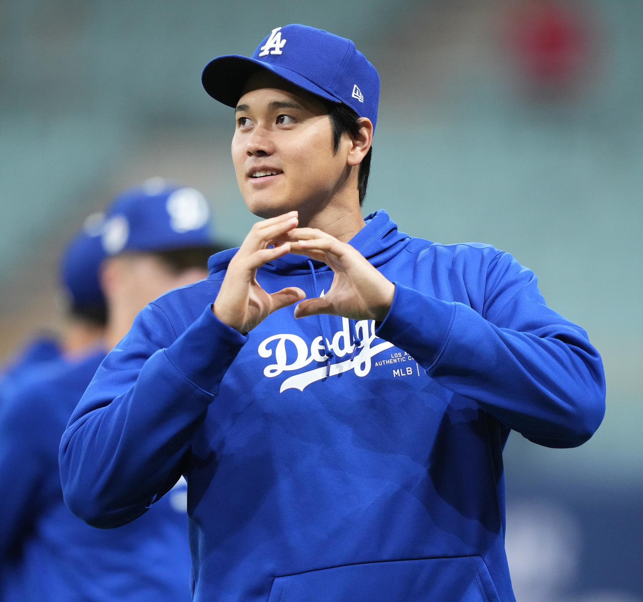 韓国代表対ドジャース　試合前、笑顔で練習をするドジャース大谷（撮影・菅敏）