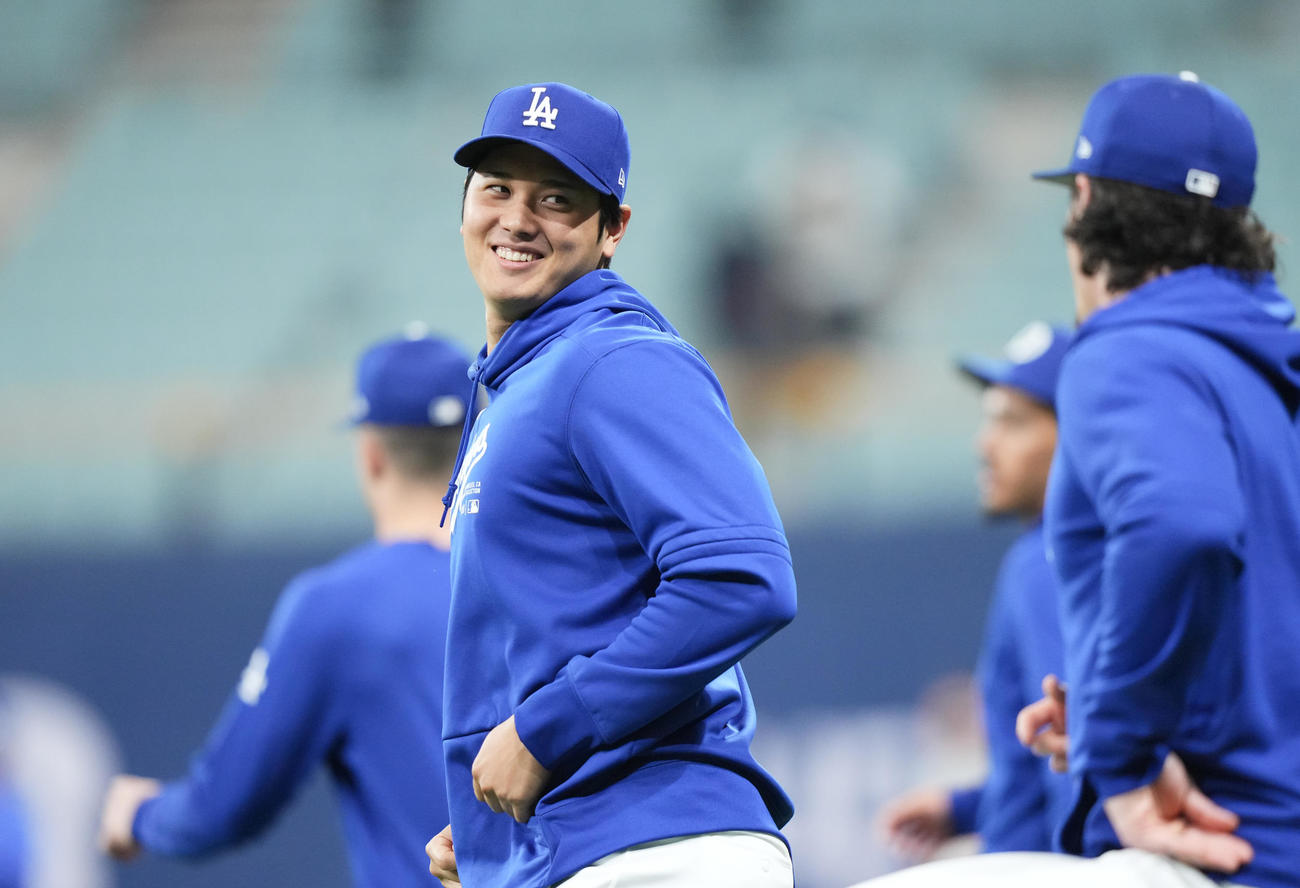 韓国代表対ドジャース　試合前、笑顔で練習をするドジャース大谷（撮影・菅敏）
