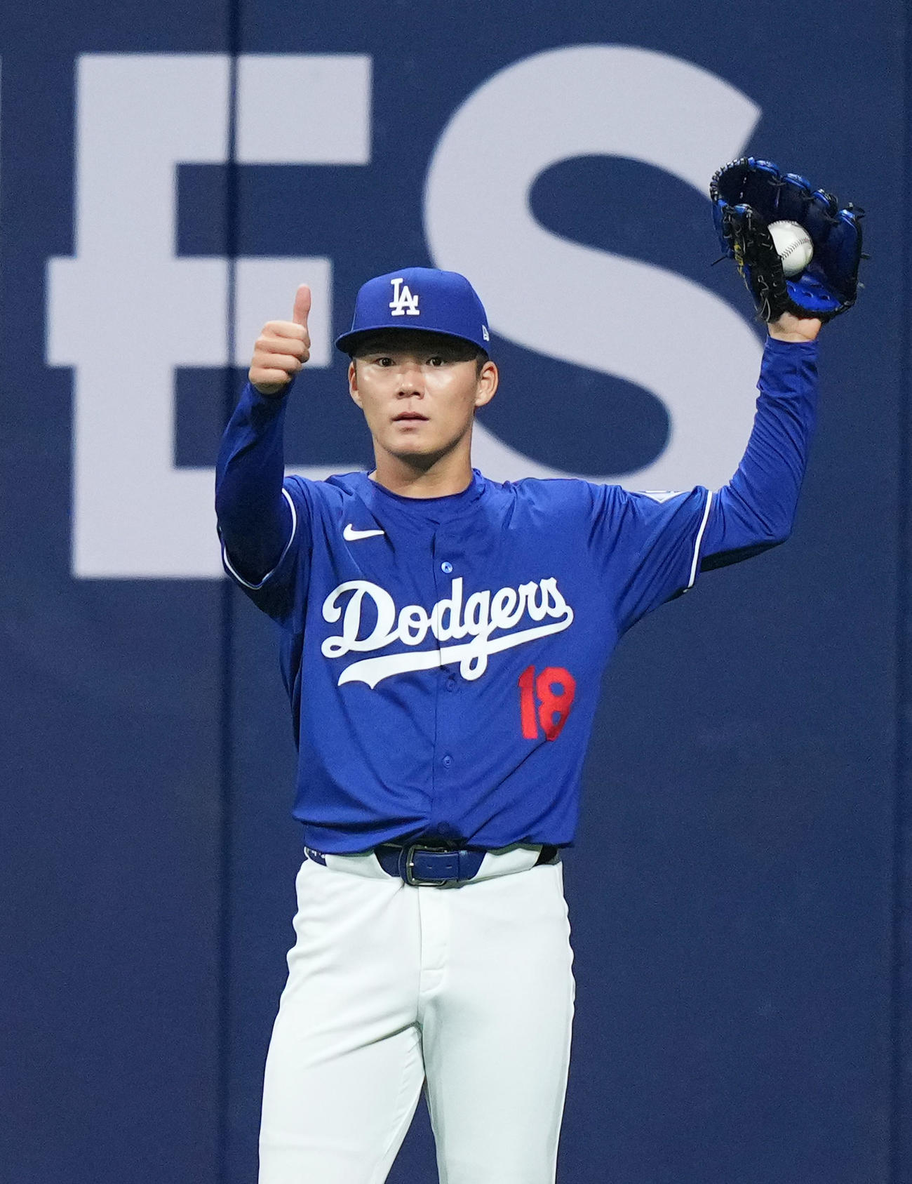 韓国代表対ドジャース　試合前、キャッチボールをするドジャース山本は、サムズアップポーズをとる（撮影・菅敏）