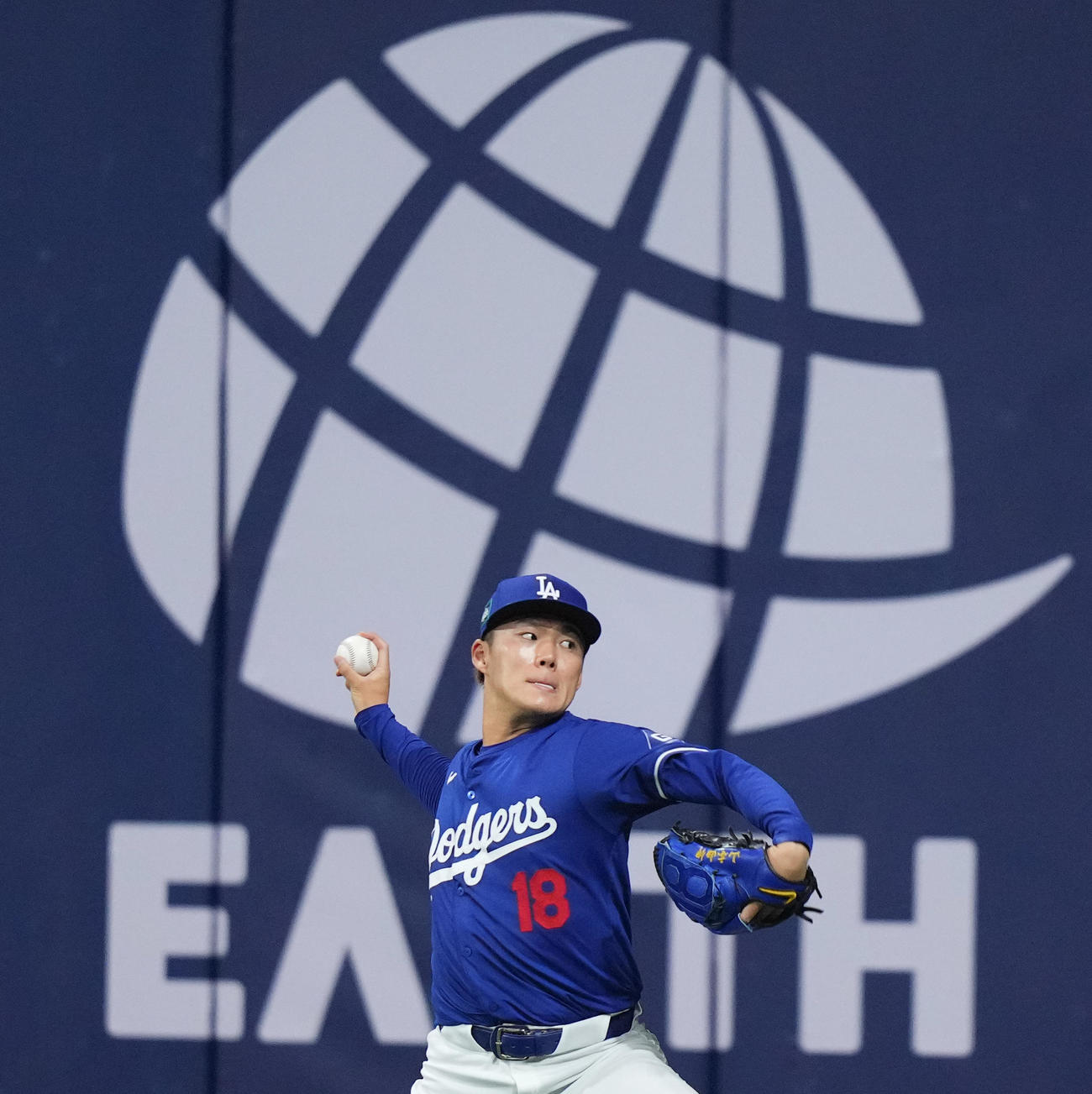 韓国代表対ドジャース　試合前、キャッチボールをするドジャース山本（撮影・菅敏）