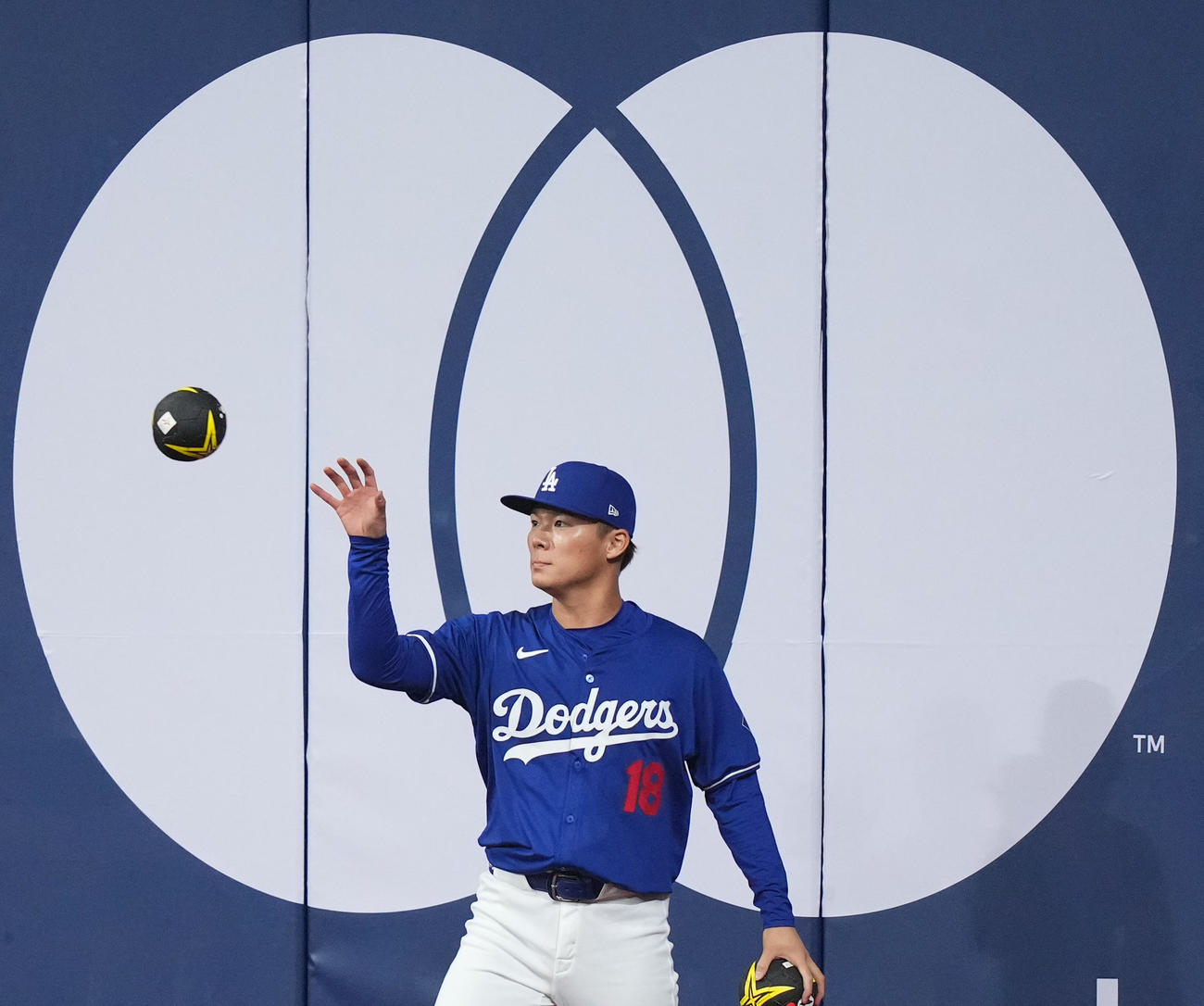 韓国代表対ドジャース　試合前、練習するドジャース山本（撮影・菅敏）