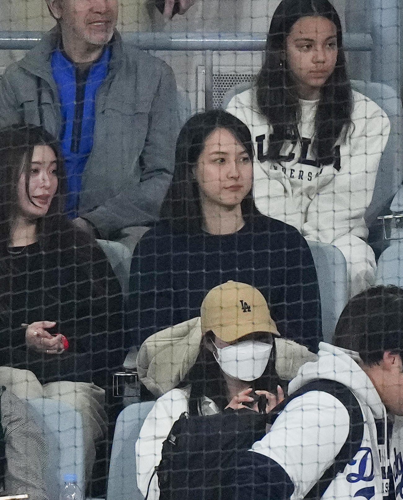 ドジャース対韓国代表　1回、打席に入る大谷翔平をスタンドから見守る真美子夫人（撮影・菅敏）