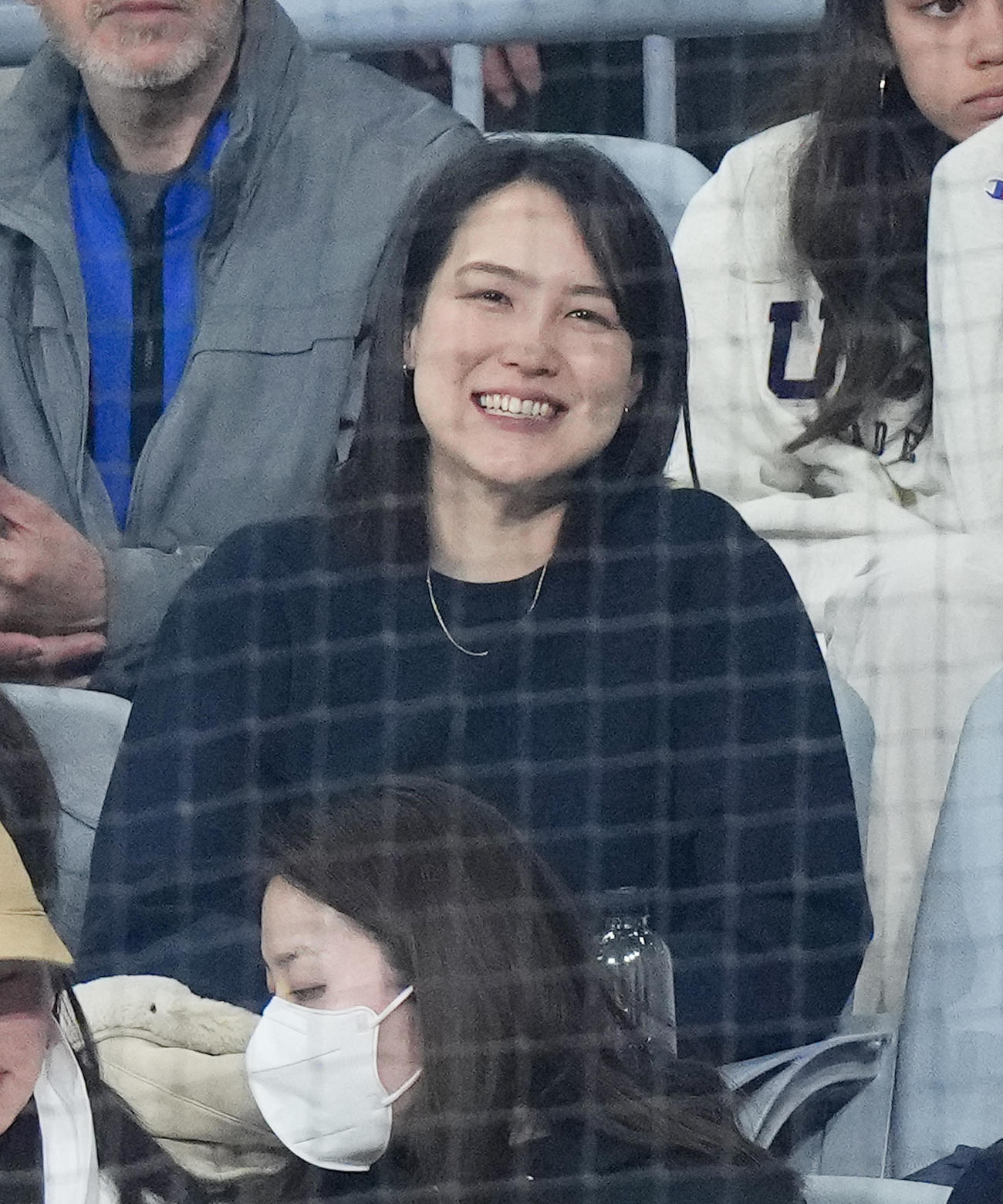 ドジャース対韓国代表　スタンドから見守る真美子夫人（撮影・菅敏）