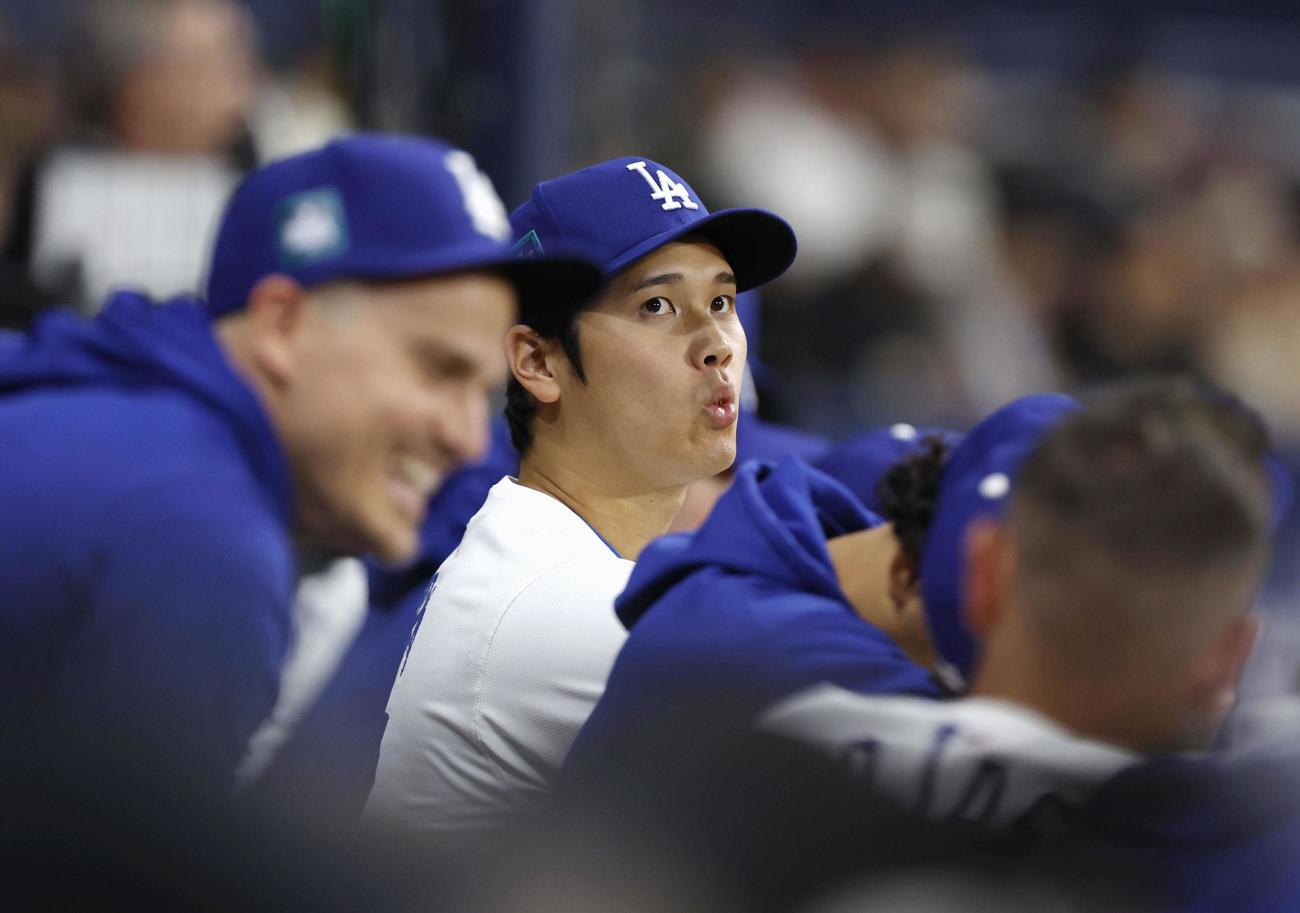 韓国代表戦のベンチで試合を見つめるドジャース・大谷＝ソウル（共同）