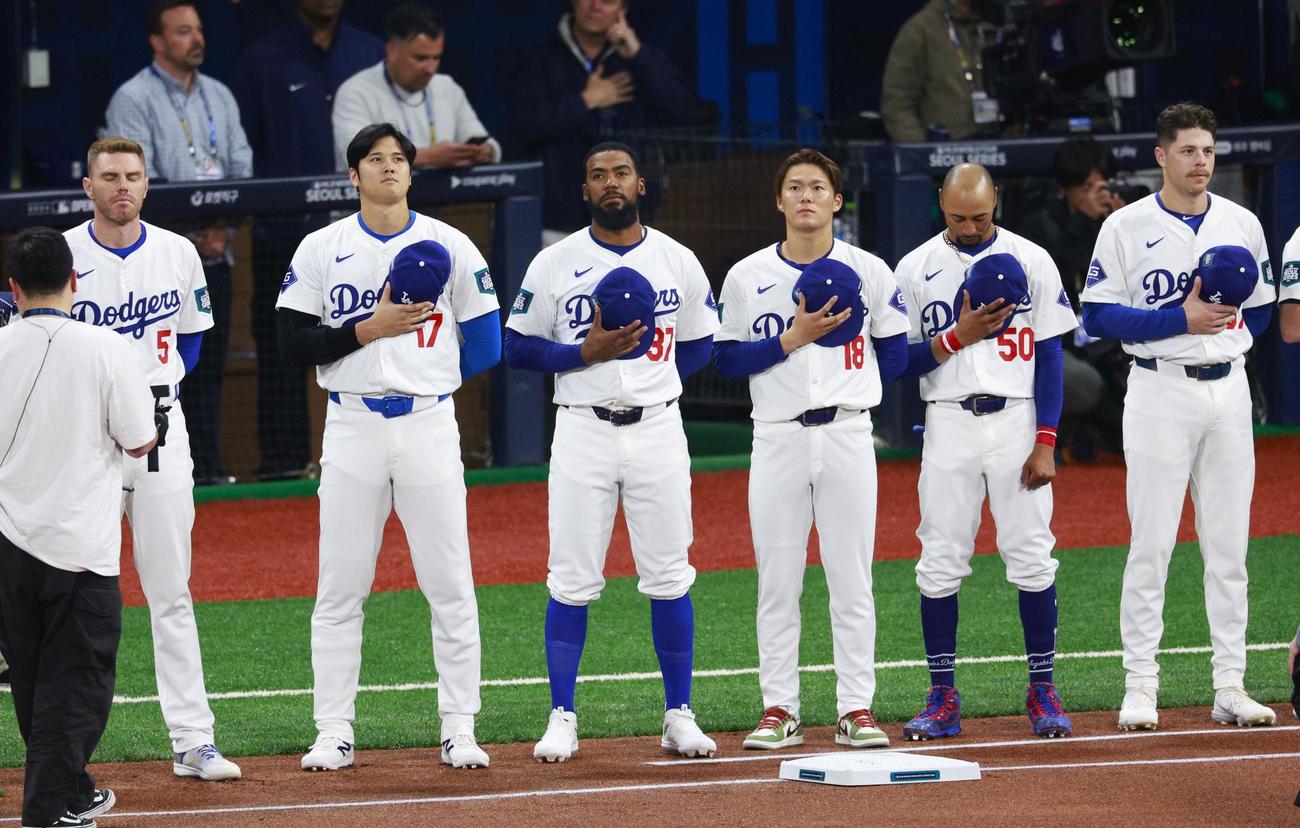 試合前に整列し、国歌を聞くドジャースの大谷（左から2人目）と山本（同4人目）＝ソウル（共同）