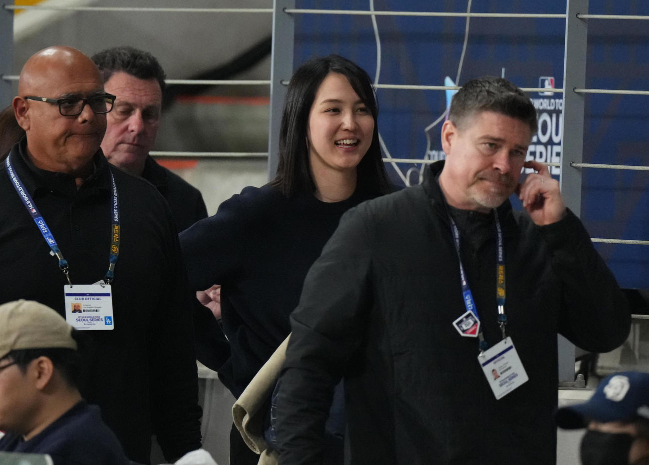 ドジャース対韓国代表　セキュリティーに付き添われ、引き揚げる真美子夫人（中央）（撮影・菅敏）