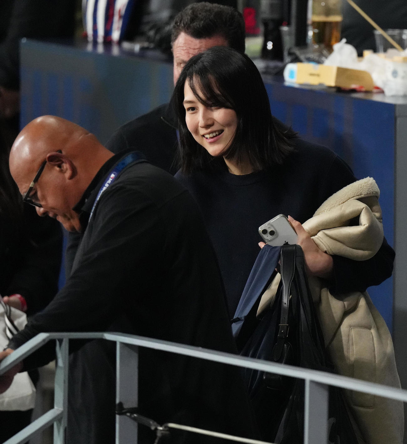 ドジャース対韓国代表　セキュリティーに付き添われ、引き揚げる真美子夫人（中央）（撮影・菅敏）