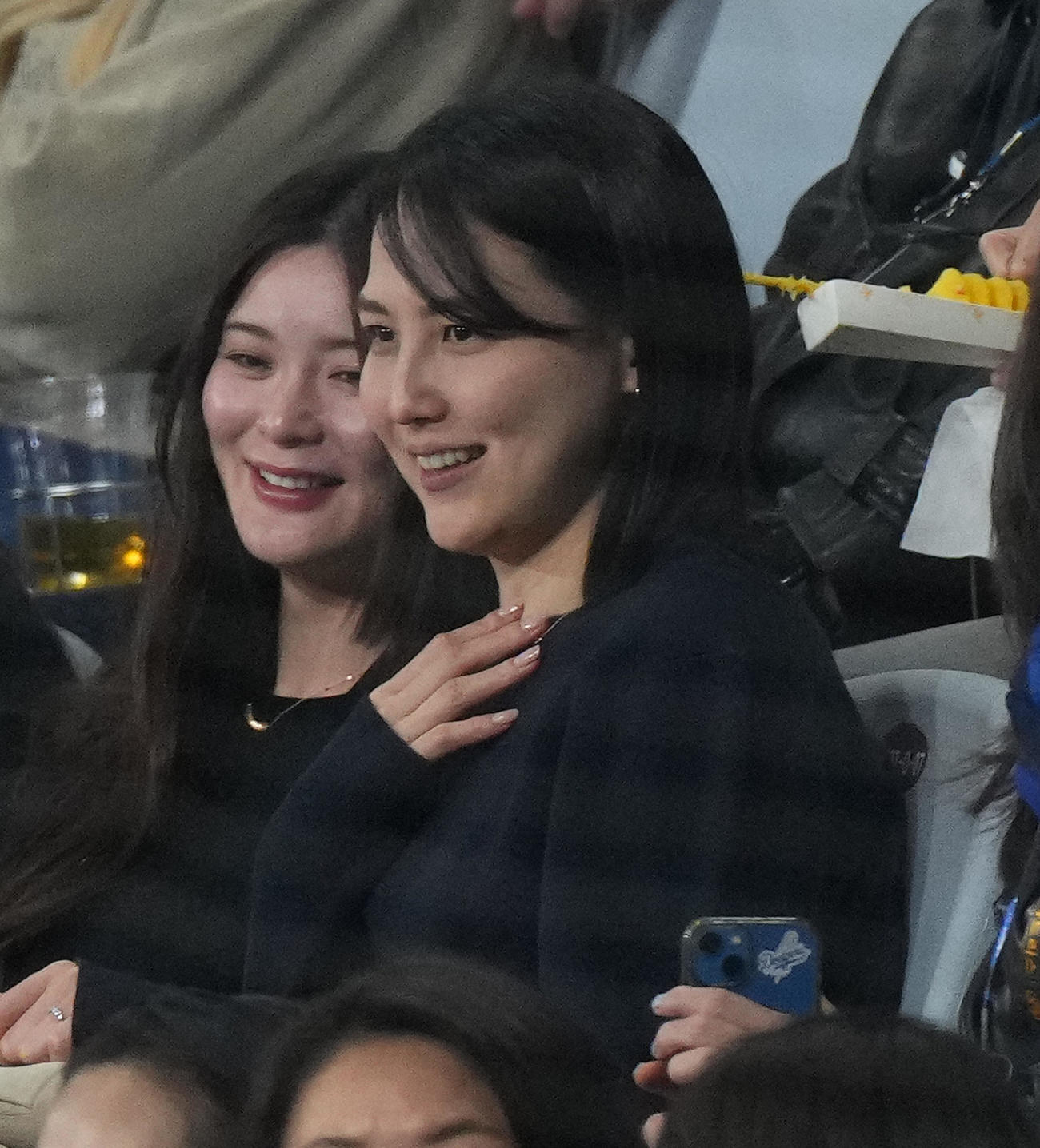 ドジャース対韓国代表　スタンドから見守る真美子夫人（撮影・菅敏）