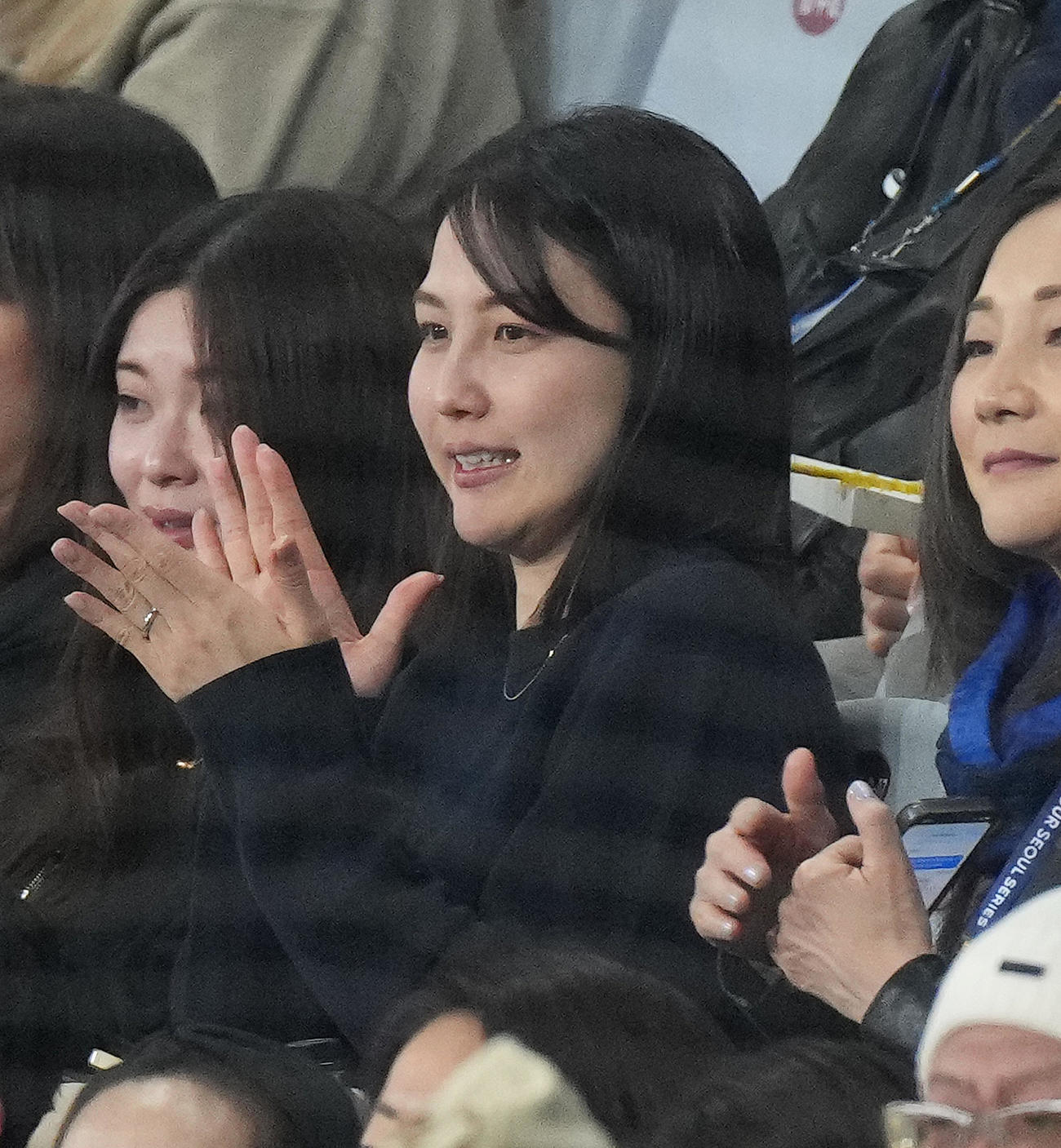 ドジャース対韓国代表　スタンドから見守る真美子夫人（撮影・菅敏）