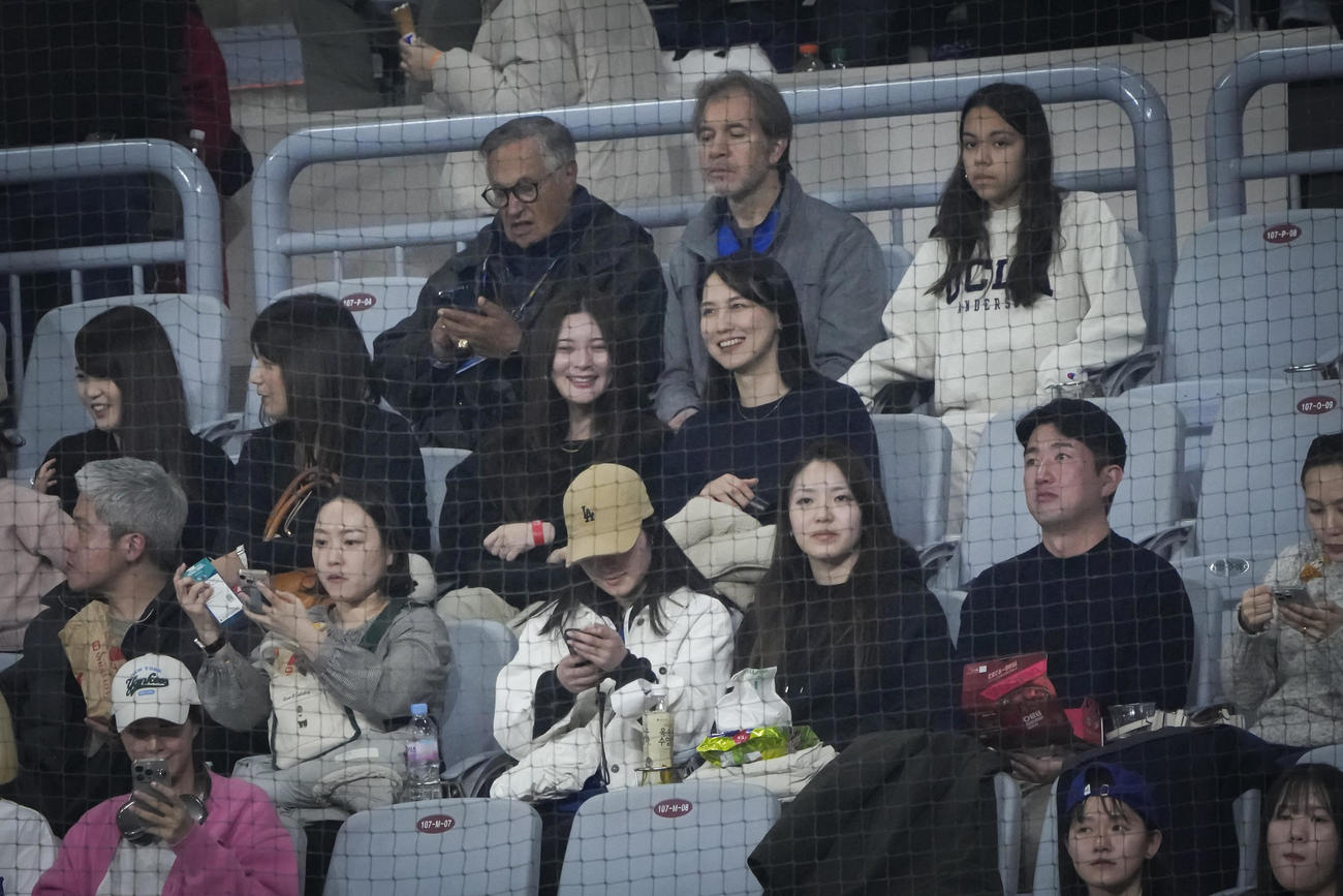 観戦する大谷翔平の妻、真美子夫人（AP）