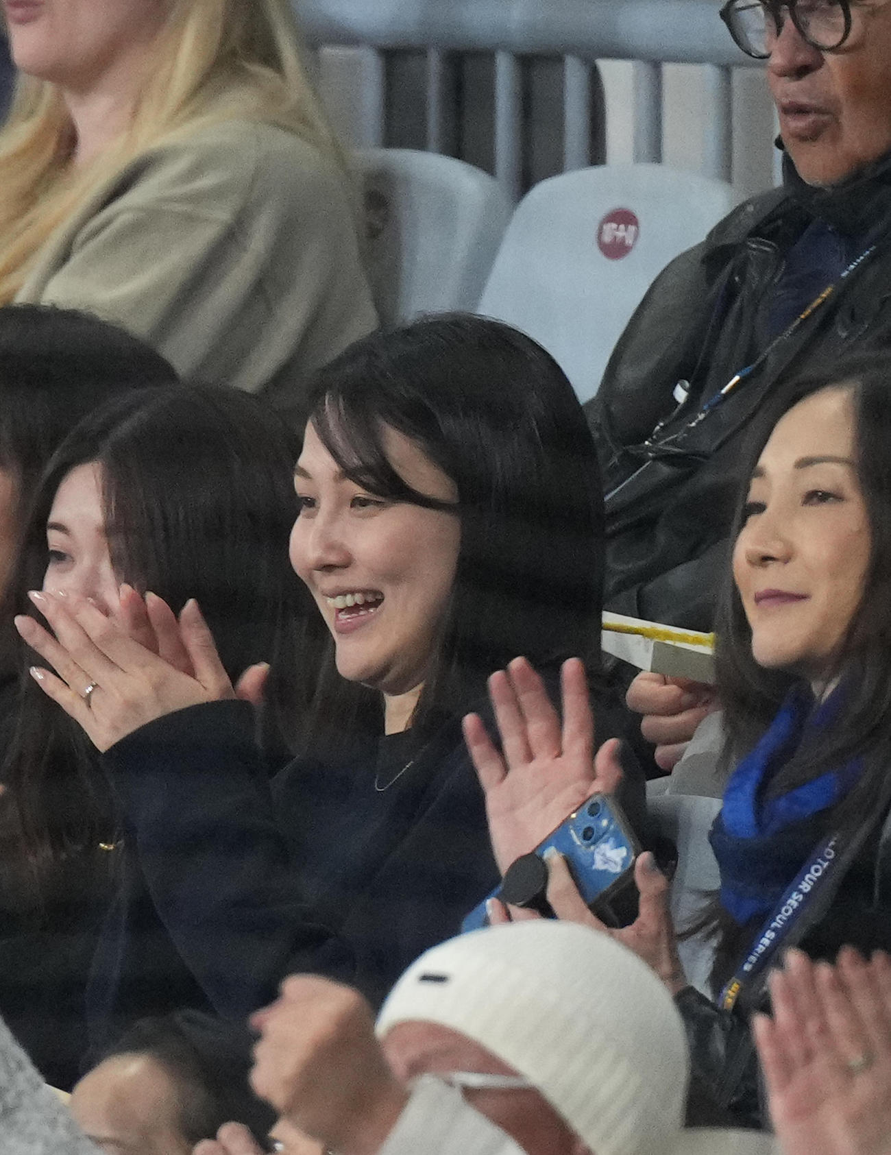 ドジャース対韓国代表　スタンドから見守る真美子夫人（撮影・菅敏）