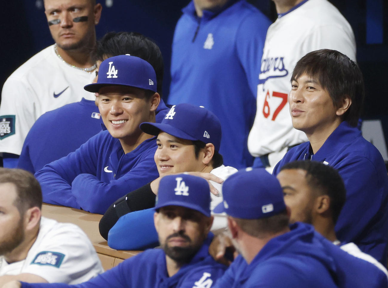 韓国代表戦のベンチで試合を見つめるドジャース・大谷（中央）と山本（左隣）＝ソウル（共同）