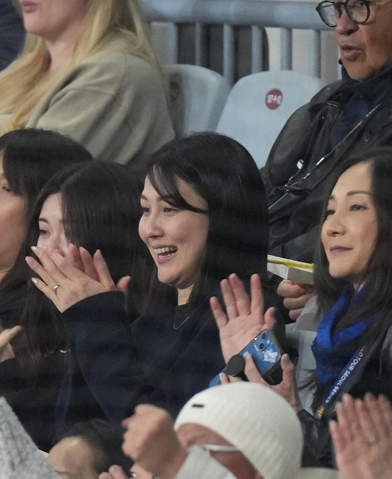 ドジャース対韓国代表　スタンドから見守る真美子夫人（撮影・菅敏）